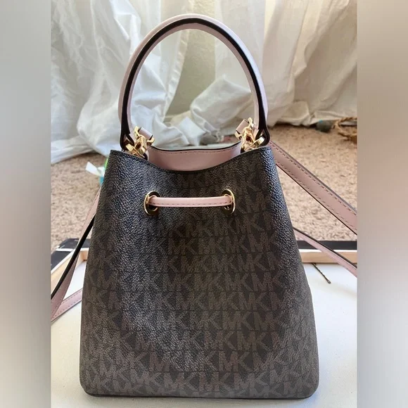 ❌Michael Kors small Mercer Bucket Bag - Picture 3 of 4